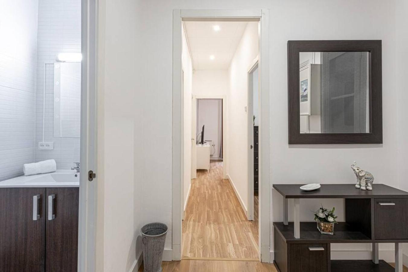 דירות הוספיטלט דה יוברגאט Bright 3Bdr Near To The Metro מראה חיצוני תמונה